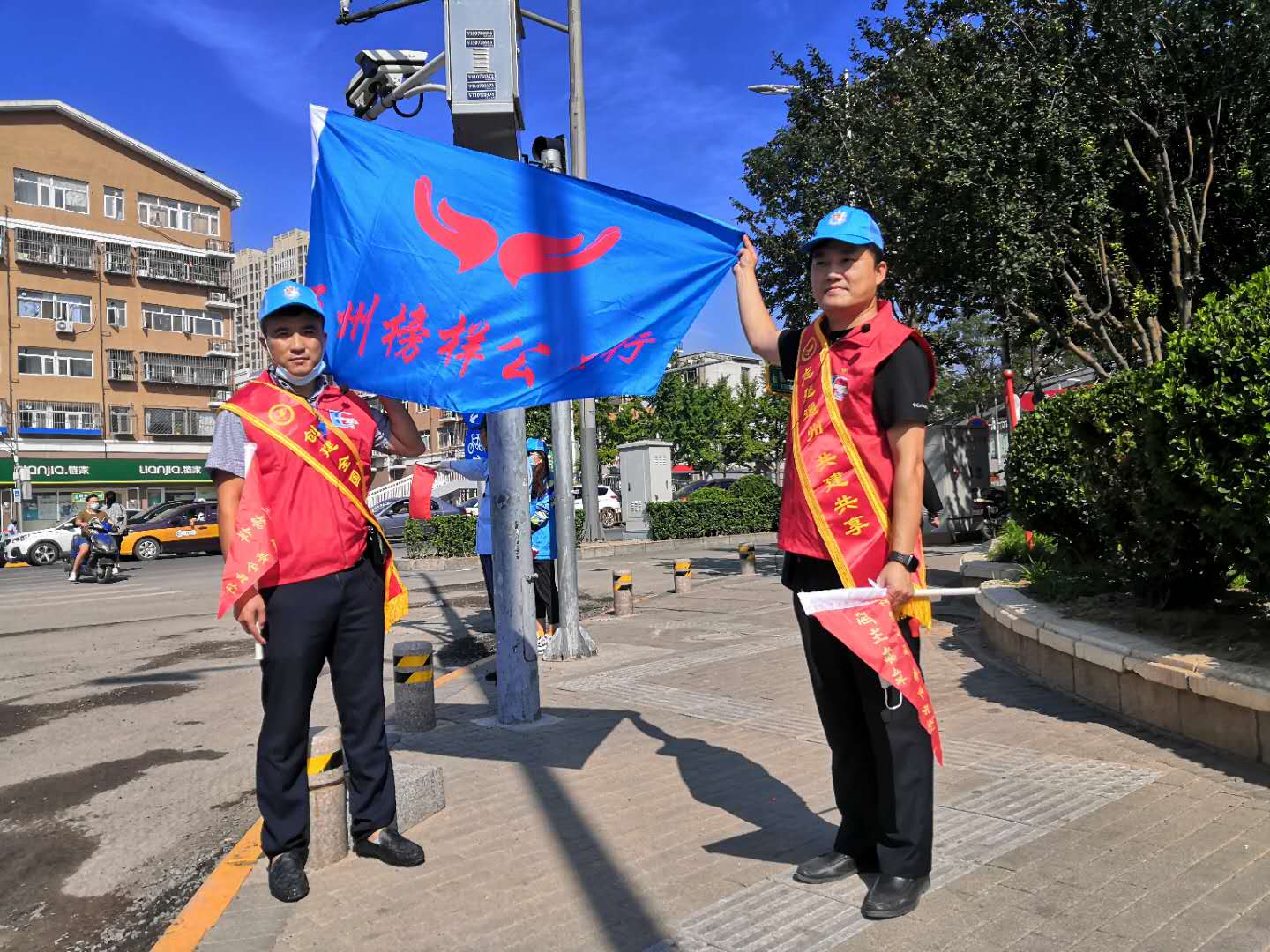 <strong>大屌插进美女的骚B</strong>